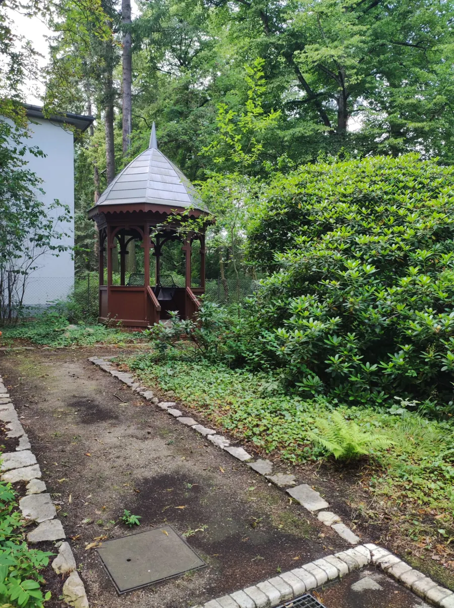Garten mit historischem Pavillon und gepflegtem Weg