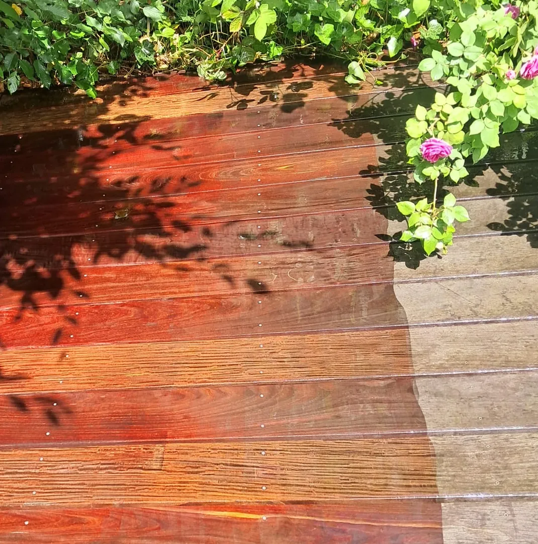 Holzterrasse im Vergleich: links gereinigt und frisch geölt, rechts noch unbehandelt